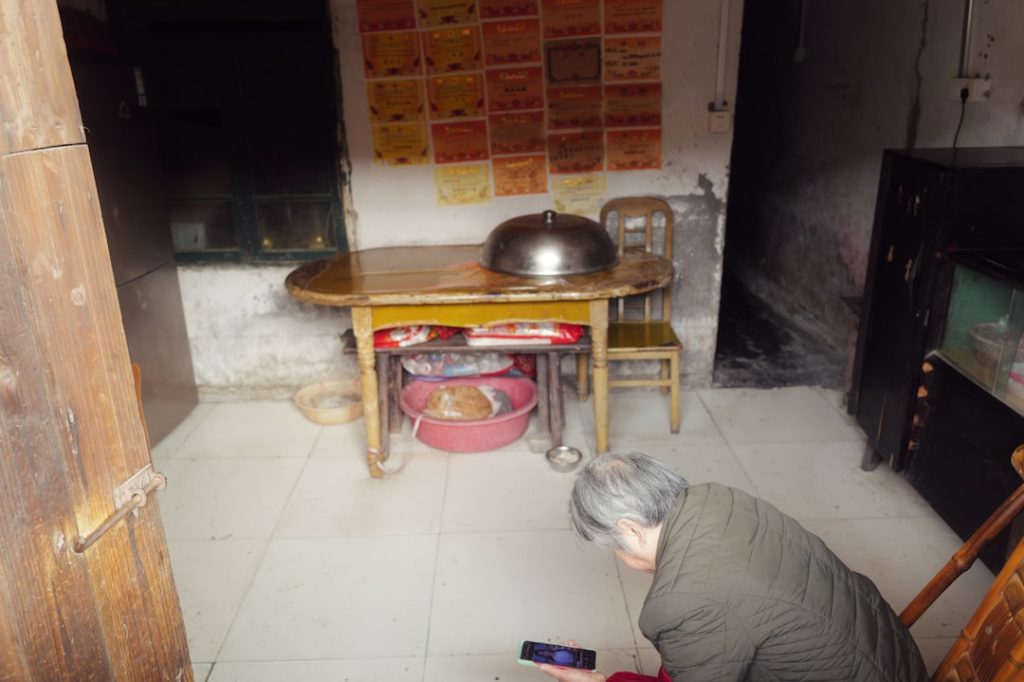 effiziente und umweltfreundliche wärmepumpe für die warmwasserbereitung im haushalt. sparen sie energie und kosten mit moderner technik.